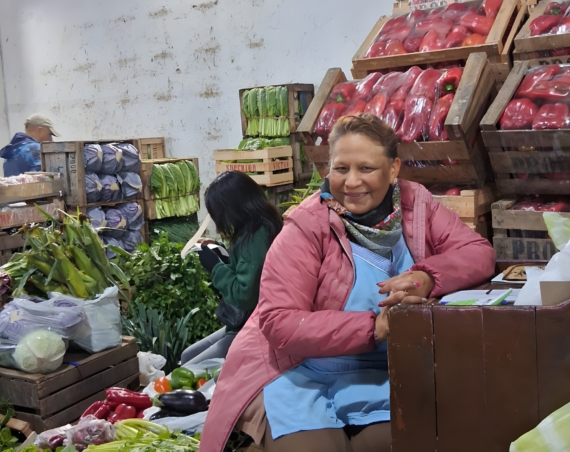 Dora Jaramillo, mujer migrante originaria de Bolivia, en su puesto de verduras en el Mercado de Escobar, Prov. de Buenos Aires.