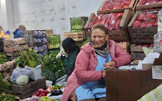 Dora Jaramillo, mujer migrante originaria de Bolivia, en su puesto de verduras en el Mercado de Escobar, Prov. de Buenos Aires.