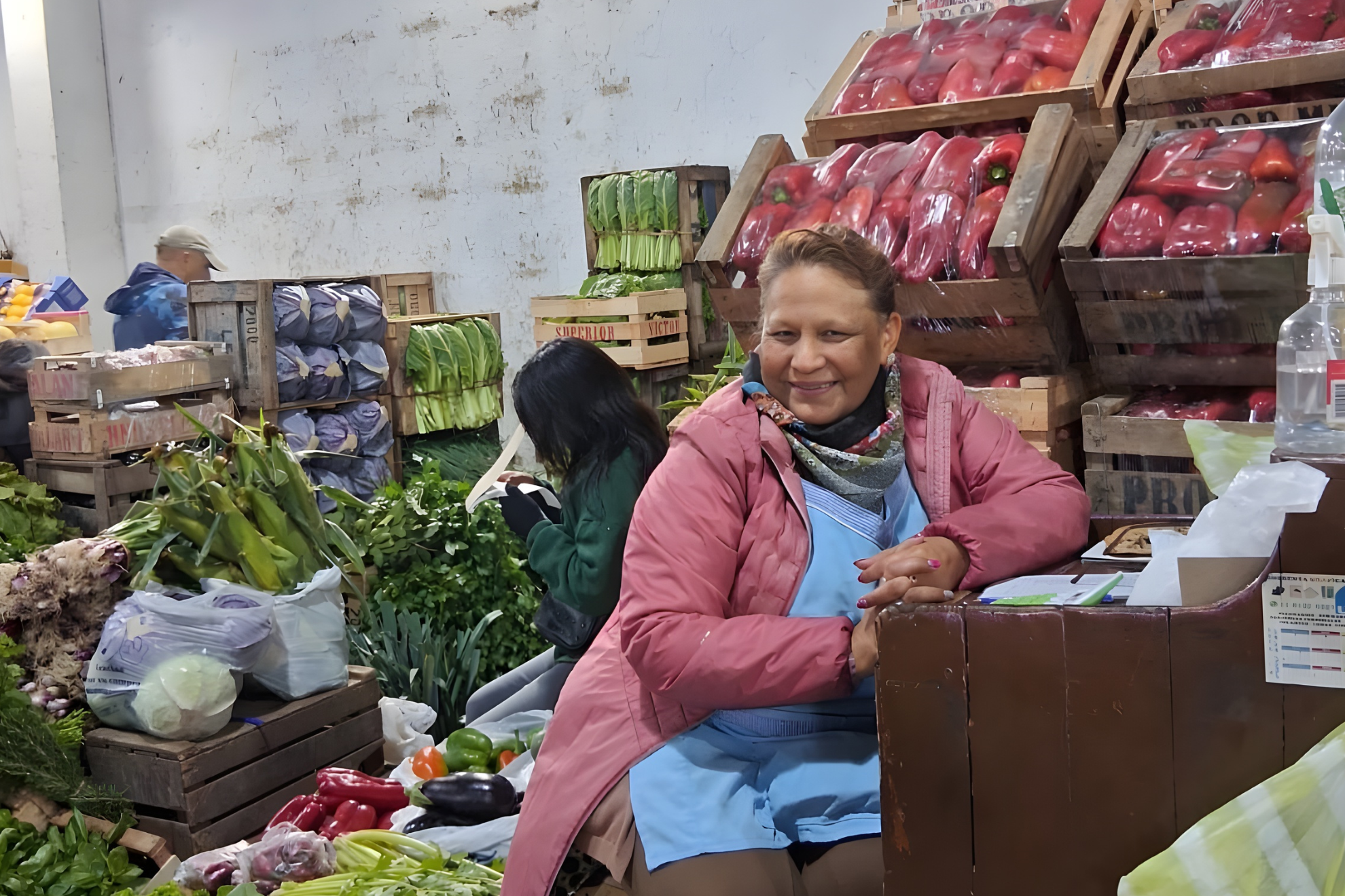 Dora Jaramillo, mujer migrante originaria de Bolivia, en su puesto de verduras en el Mercado de Escobar, Prov. de Buenos Aires.