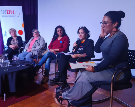 Vanessa Gonzáles Peña en una charla sobre Derechos Humanos