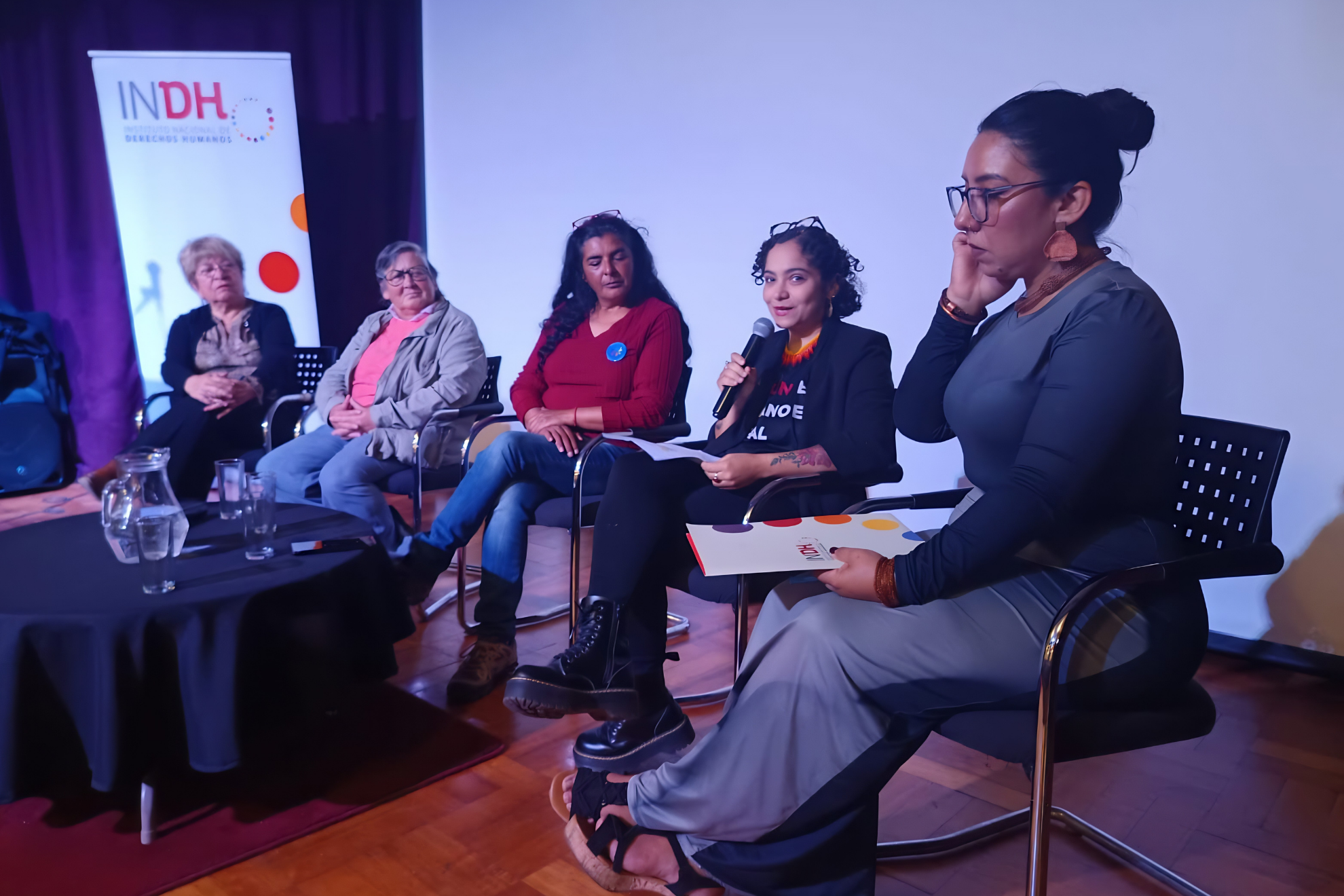 Vanessa Gonzáles Peña en una charla sobre Derechos Humanos
