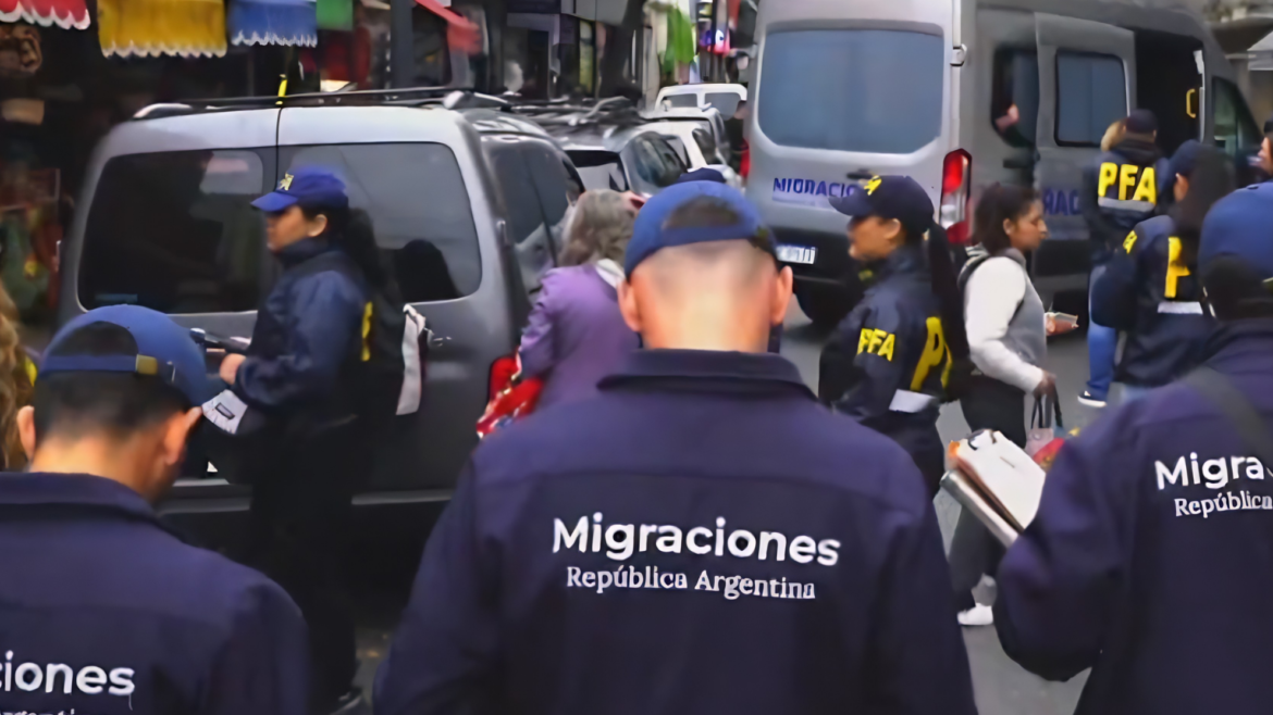 Personal de migraciones en un operativo.