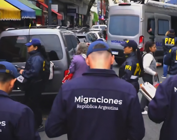 Personal de migraciones en un operativo.