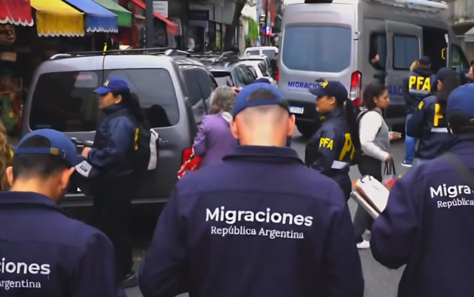 Personal de migraciones en un operativo.
