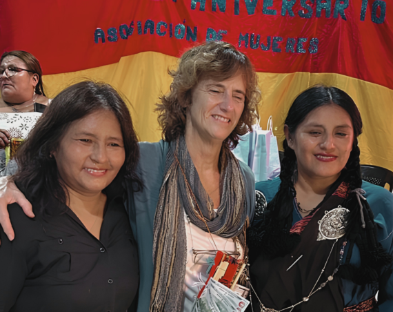 Gabriela Novaro, antropóloga e investigadora del CONICET, durante una celebración de la Asociación de Mujeres Bolivianas de Escobar.