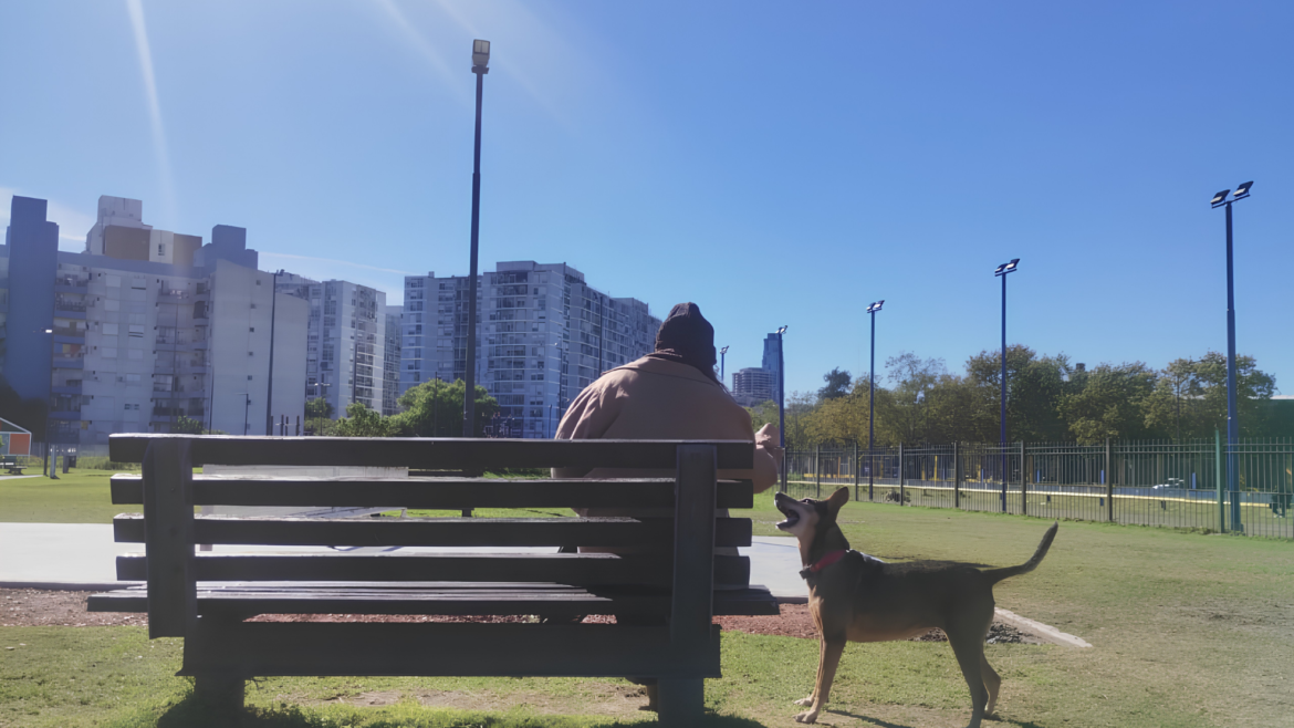 Margarita con su perro en el Parque Florentino Ameghino en el barrio Parque Patricios