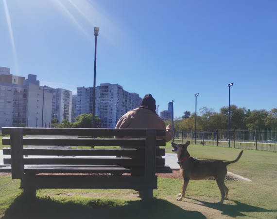 Margarita con su perro en el Parque Florentino Ameghino en el barrio Parque Patricios