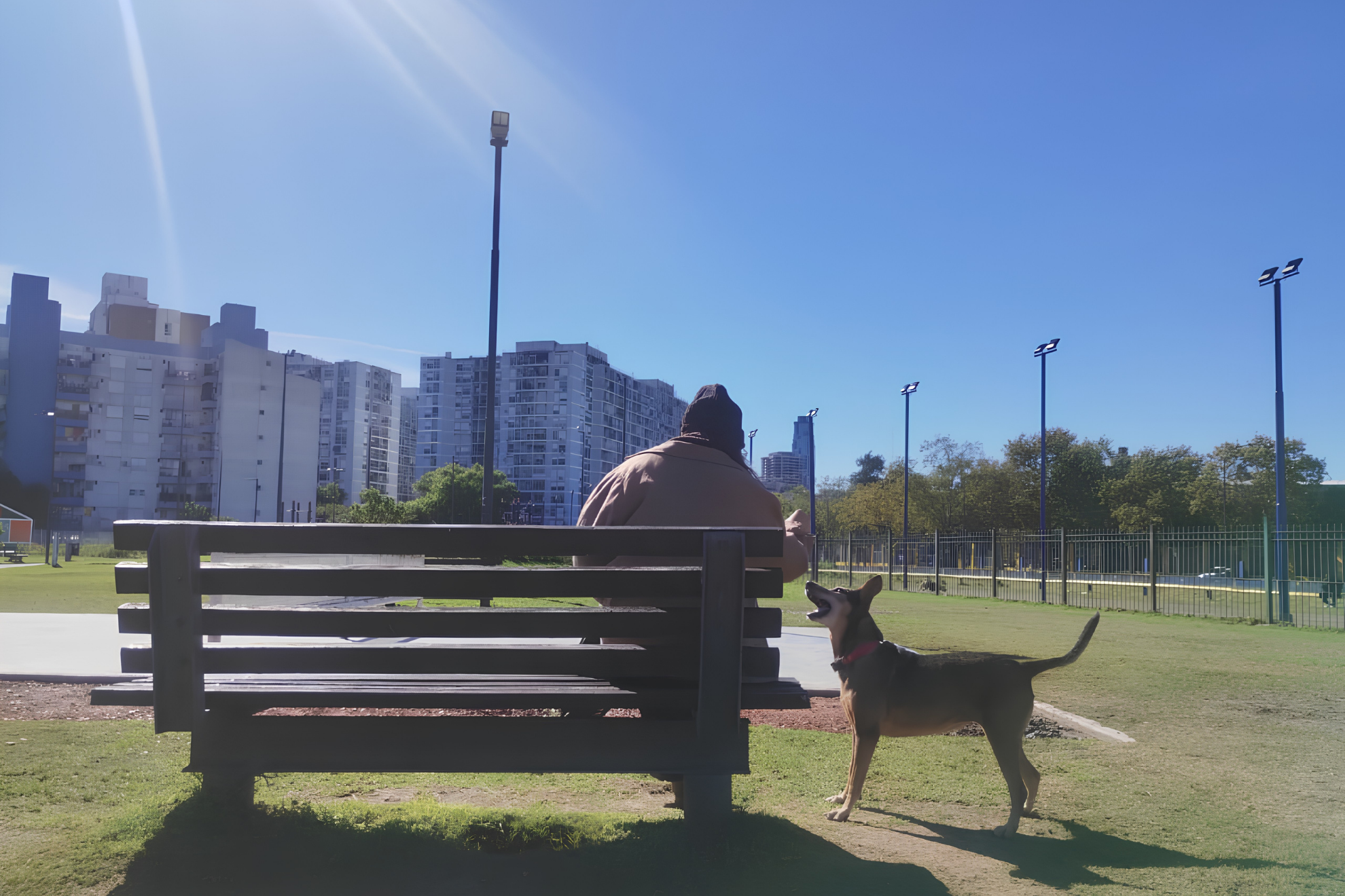 Margarita con su perro en el Parque Florentino Ameghino en el barrio Parque Patricios