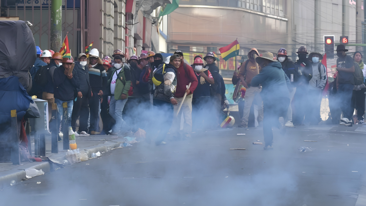 Imagen de trabajadores mineros, campesinos e indígenas protestando en La Paz, Bolivia. Mayo de 2026.