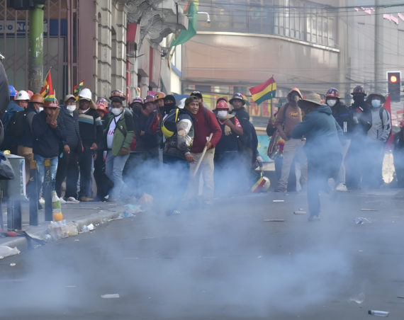 Imagen de trabajadores mineros, campesinos e indígenas protestando en La Paz, Bolivia. Mayo de 2026.