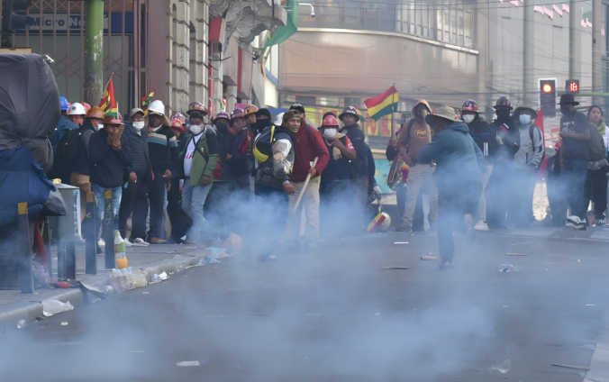 Imagen de trabajadores mineros, campesinos e indígenas protestando en La Paz, Bolivia. Mayo de 2026.
