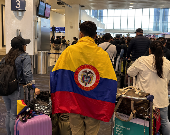 Personas colombianas emprendiendo un viaje de migración