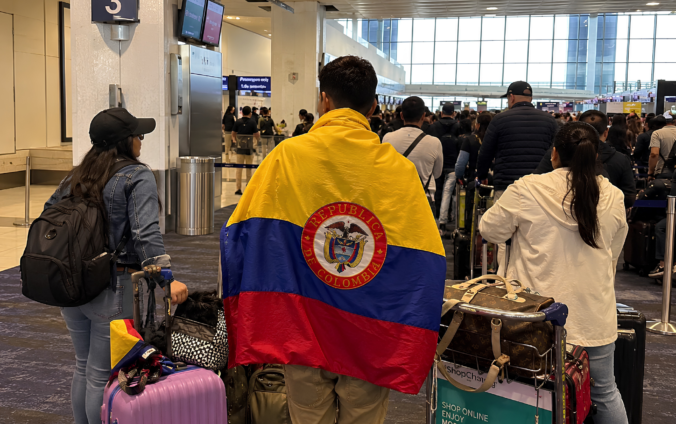 Personas colombianas emprendiendo un viaje de migración