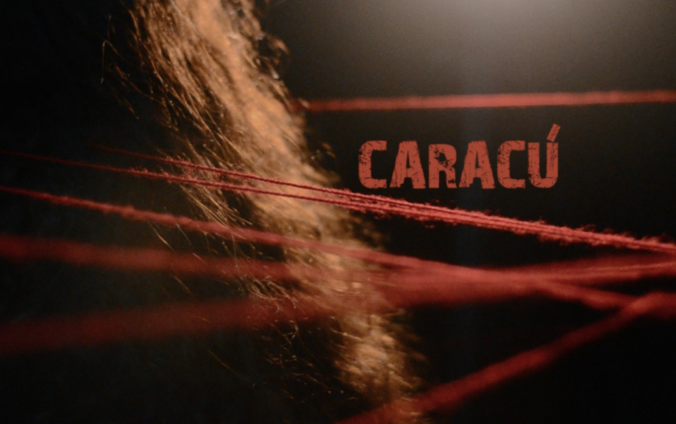 «Caracú para no olvidar» es un videoensayo de Sandra Toledo y Darío Leiva. El mismo consiste en el testimonio de Sandra Toledo, fotógrafa y nieta de migrantes paraguayos, en el que relata una historia familiar atravesada por la violencia de género.