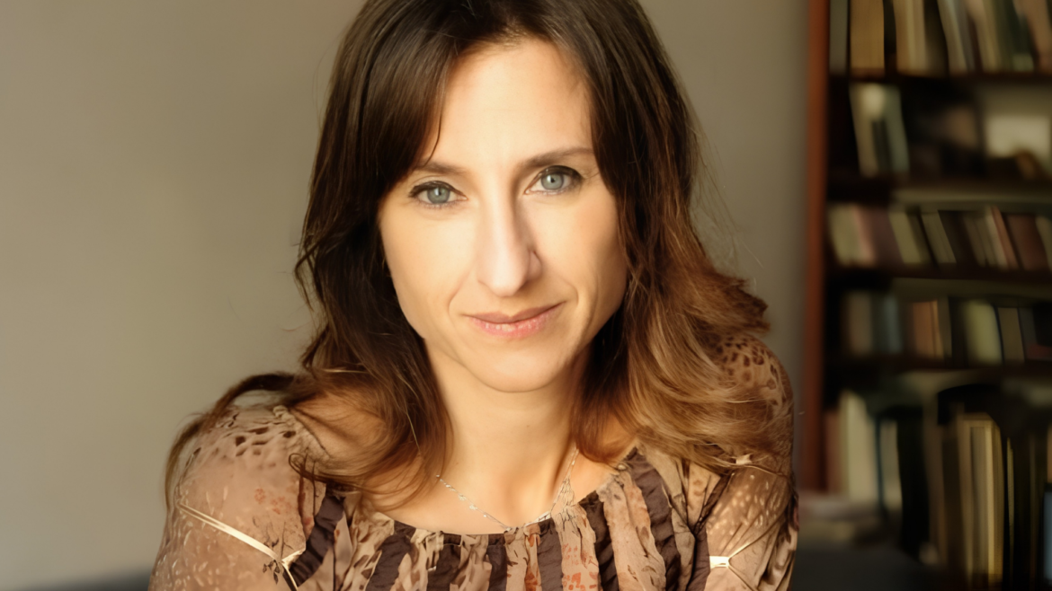 Gabriela Exilart es una escritora argentina. Su obra se especializa en la novela histórica, donde temas como las tragedias, los exilios y el desarraigo forman parte central de su narrativa.
