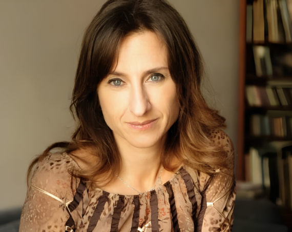 Gabriela Exilart es una escritora argentina. Su obra se especializa en la novela histórica, donde temas como las tragedias, los exilios y el desarraigo forman parte central de su narrativa.