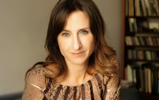 Gabriela Exilart es una escritora argentina. Su obra se especializa en la novela histórica, donde temas como las tragedias, los exilios y el desarraigo forman parte central de su narrativa.
