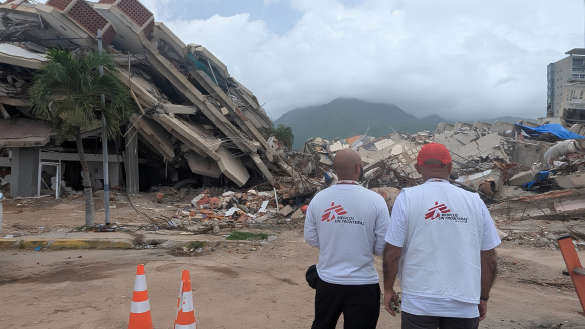 Personal de MSF, julio de 2026, observa las ruinas luego de los terremotos en Venezuela