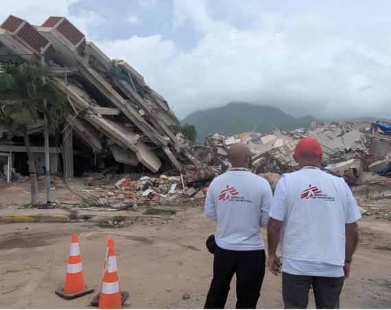 Personal de MSF, julio de 2026, observa las ruinas luego de los terremotos en Venezuela