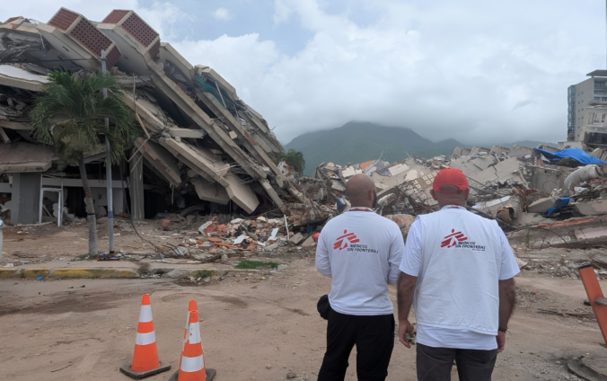 Personal de MSF, julio de 2026, observa las ruinas luego de los terremotos en Venezuela