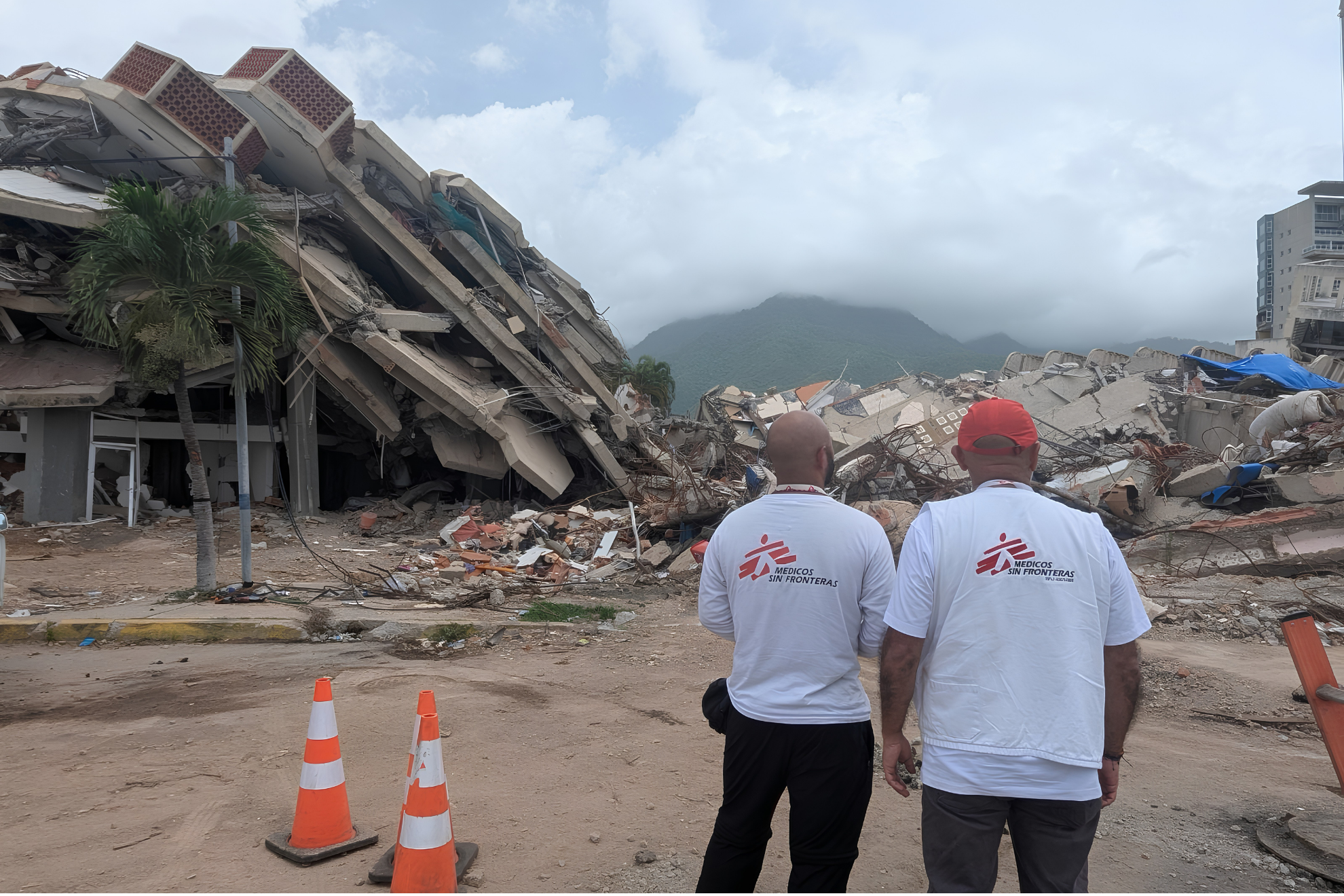 Personal de MSF, julio de 2026, observa las ruinas luego de los terremotos en Venezuela