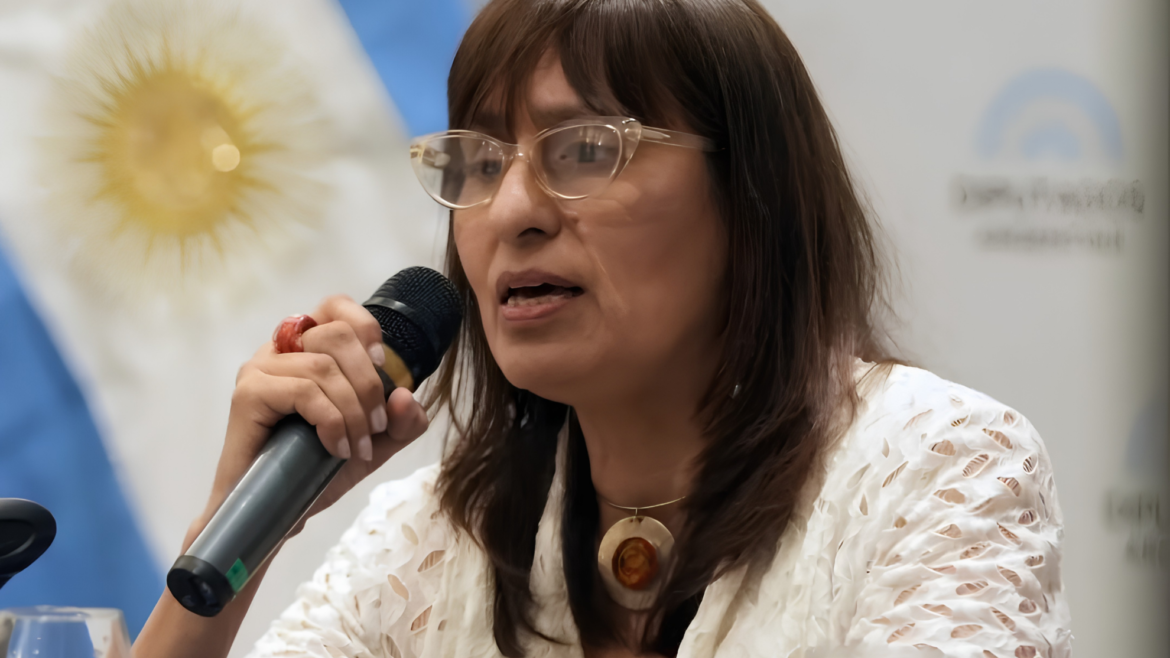 Viviana Caminos dando una charla