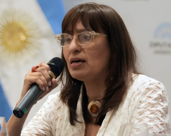 Viviana Caminos dando una charla