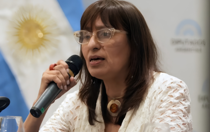 Viviana Caminos dando una charla