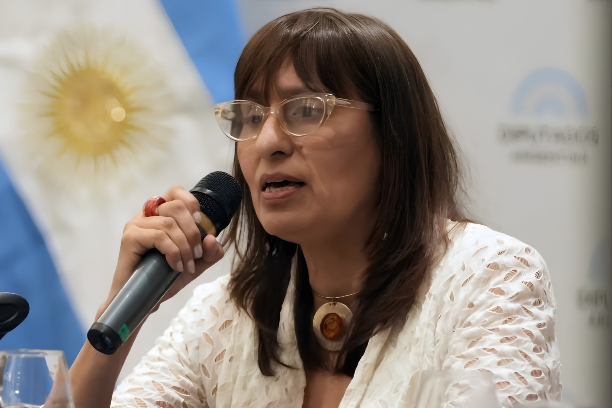 Viviana Caminos dando una charla