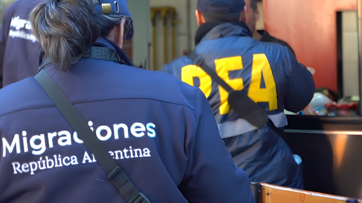 Imagen de un control migratorio de la DNM y la PFA realizado en el Barrio Chino (agosto de 2026).