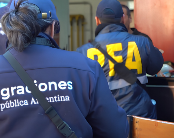Imagen de un control migratorio de la DNM y la PFA realizado en el Barrio Chino (agosto de 2026).