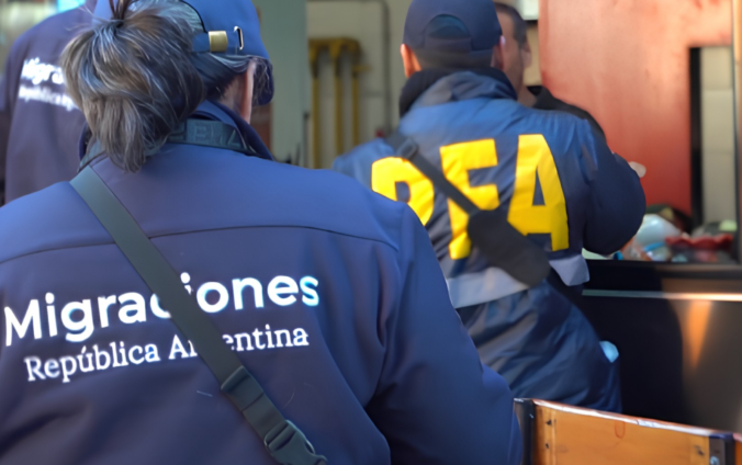 Imagen de un control migratorio de la DNM y la PFA realizado en el Barrio Chino (agosto de 2026).