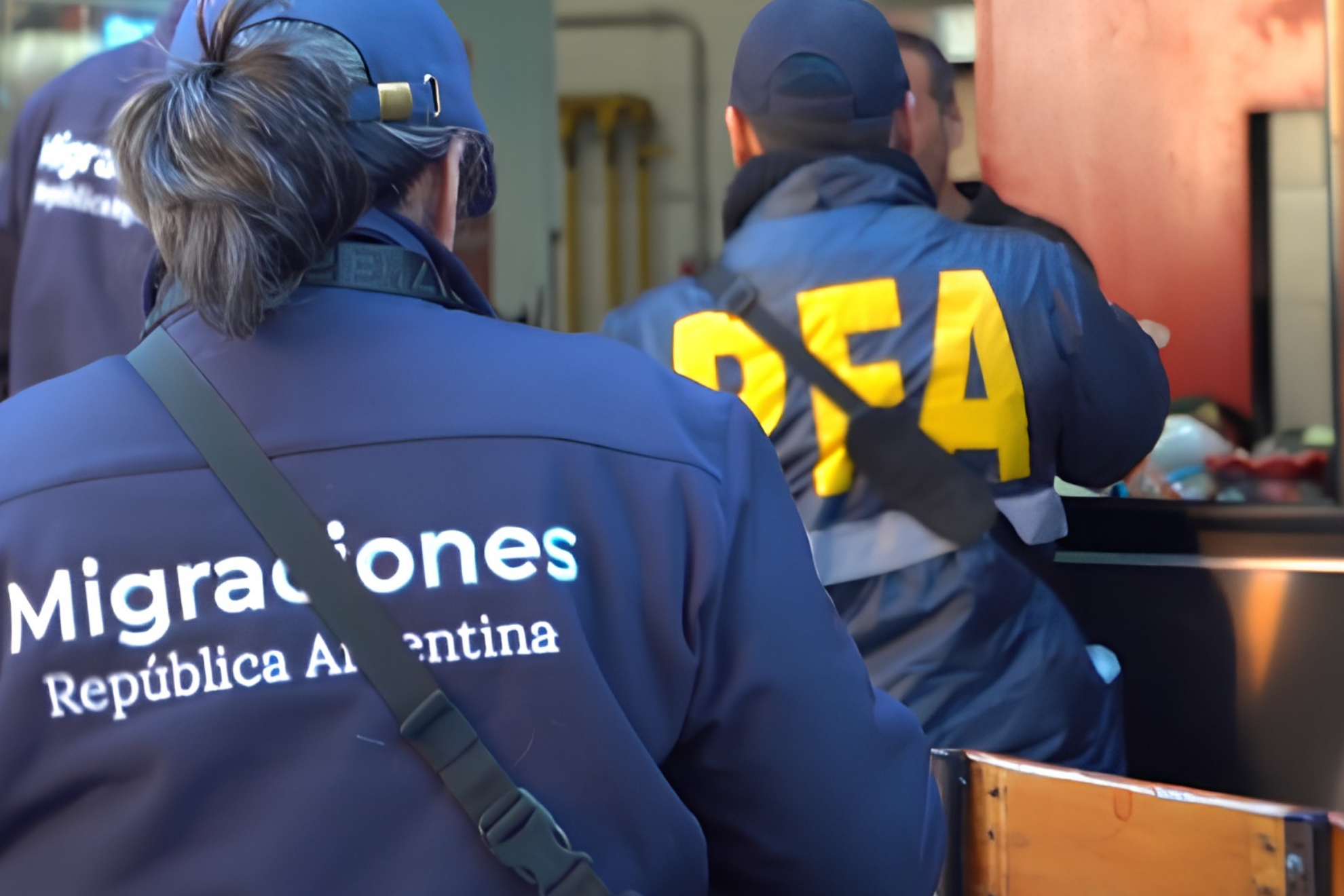 Imagen de un control migratorio de la DNM y la PFA realizado en el Barrio Chino (agosto de 2026).