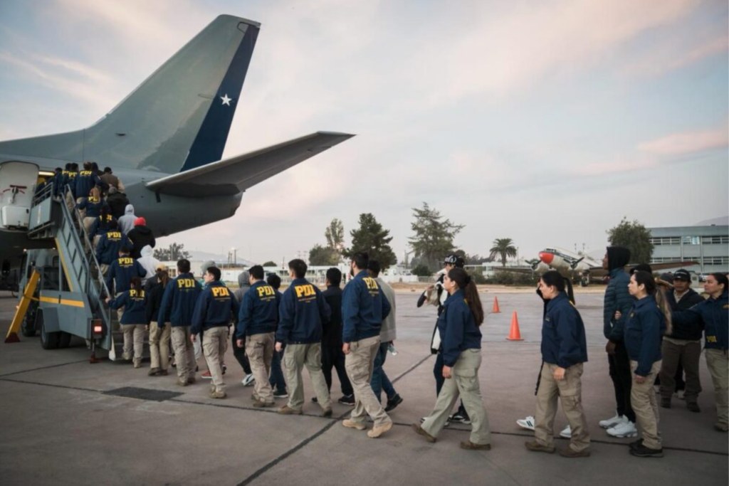 Oficiales de la PDI de Chile abordando un avión.