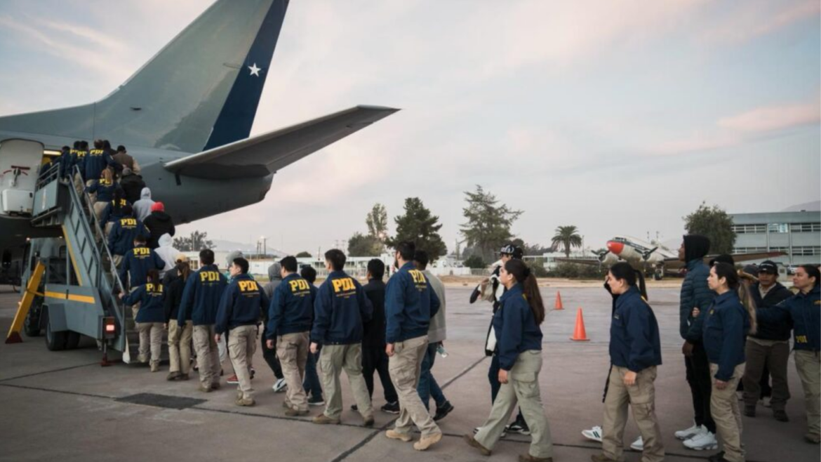 Oficiales de la PDI de Chile abordando un avión.