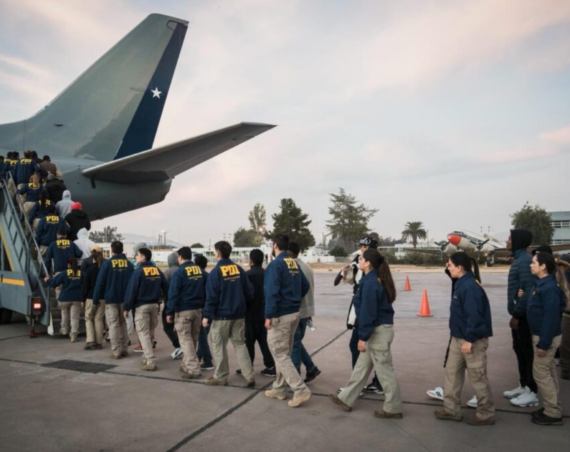 Oficiales de la PDI de Chile abordando un avión.