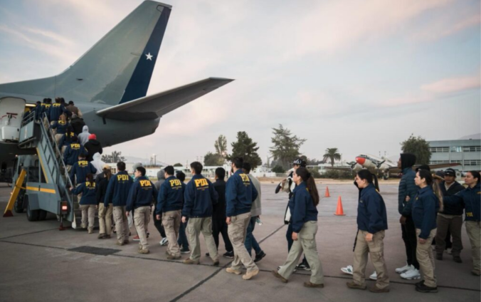 Oficiales de la PDI de Chile abordando un avión.