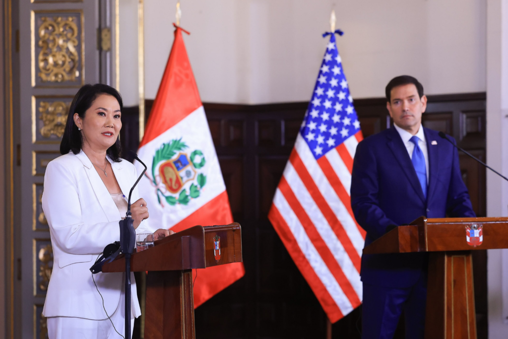 La presidenta de Perú, Keiko Fujimori junto a Marco Rubio, secretario de Estado de los EE. UU.