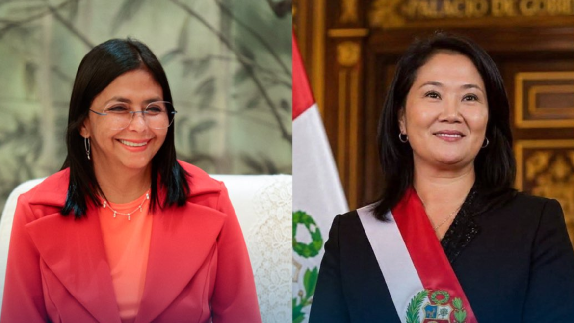 Delcy Rodríguez, con anteojos y saco rojo, y Keiko Fujimori, con la banda presidencial frente a la bandera del Perú, sonríen en una composición de dos fotografías.